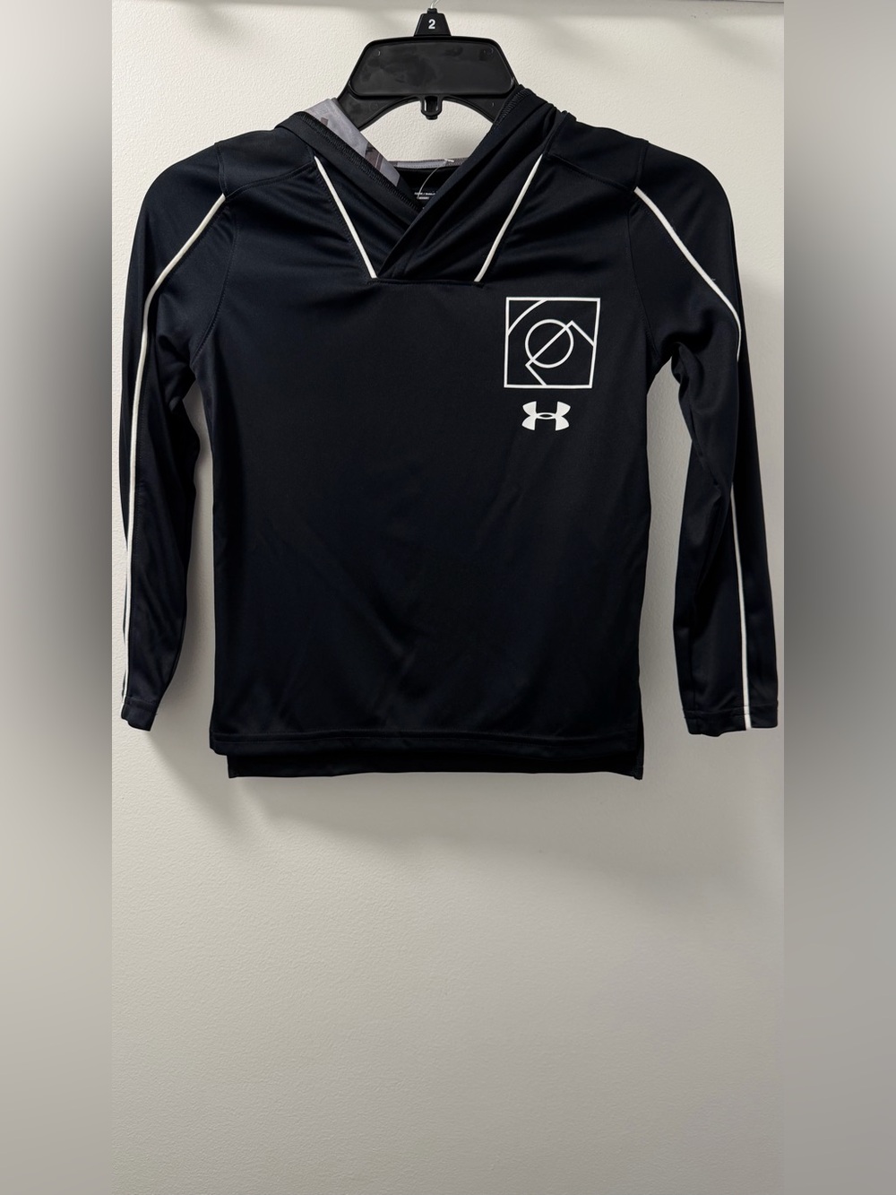 NWT Under Armour Baseline Shooting Shirt Youth XS Black HeatGear Hoodie Unisex